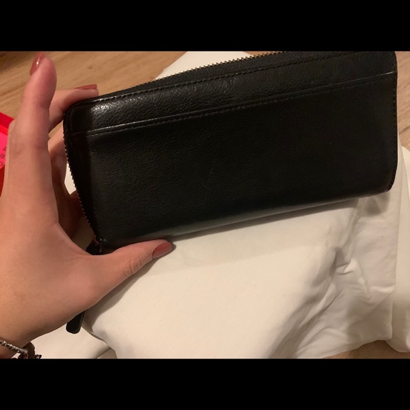 Kate Spade Black Leather Zip Wallet. - Picture 3 of 13